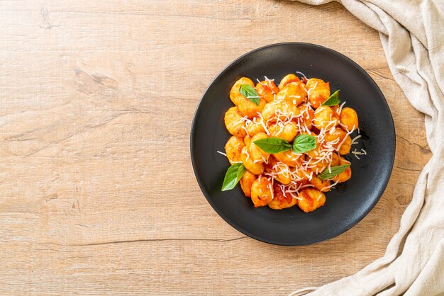 Gnocchi in tomatensaus met kaas - Italian food style