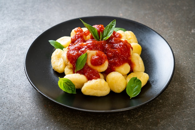 Gnocchi in tomatensaus op de zwarte plaat