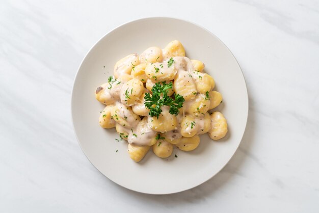 Gnocchi met champignonroomsaus en kaas - Italiaanse eetstijl