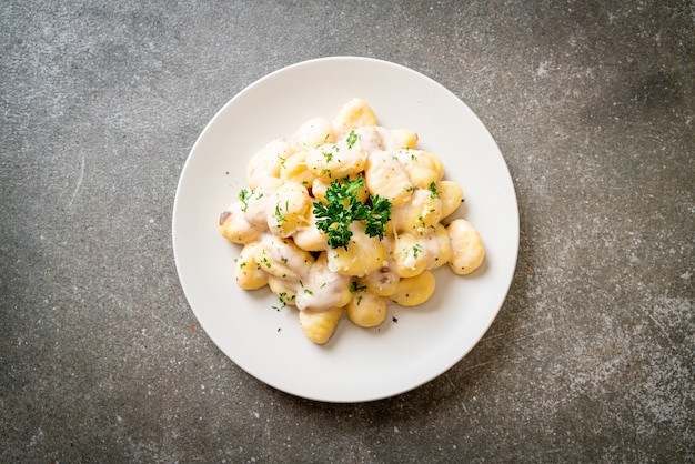 Gnocchi met champignonroomsaus en kaas