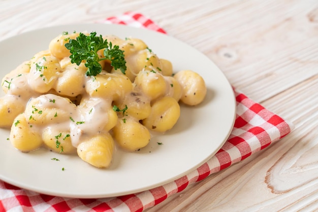 Gnocchi met champignonroomsaus en kaas