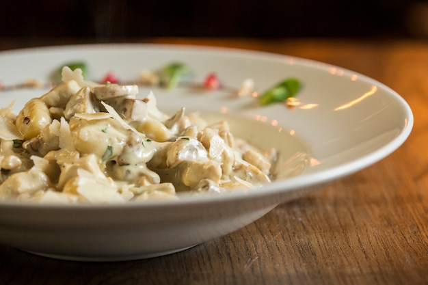 Gnocchi met kalkoenvlees en eekhoorntjesbrood in roomsaus