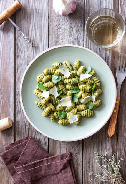 Foto gnocchi met pestosaus basilicum en parmezaanse kaas gezonde voeding vegetarische voeding dieet