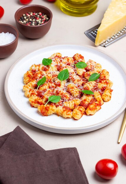 Gnocchi met tomatensaus basilicum en parmezaanse kaas gezond eten vegetarisch eten dieet