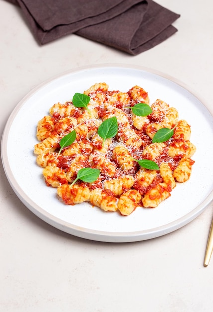 Gnocchi met tomatensaus basilicum en Parmezaanse kaas Gezond eten Vegetarisch eten Dieet