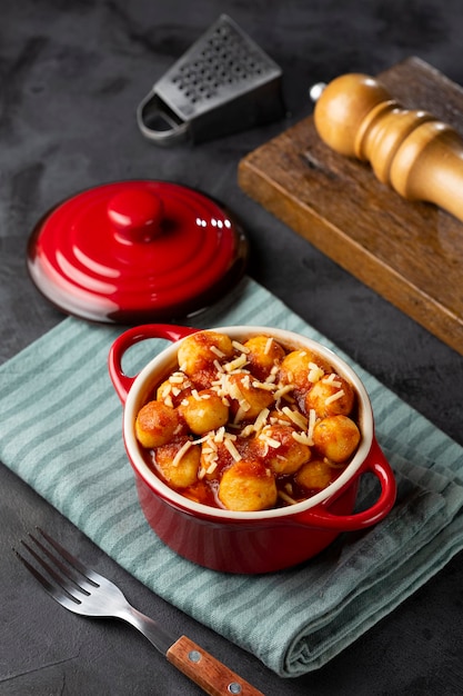 Gnocchi met tomatensaus en geraspte Parmezaanse kaas