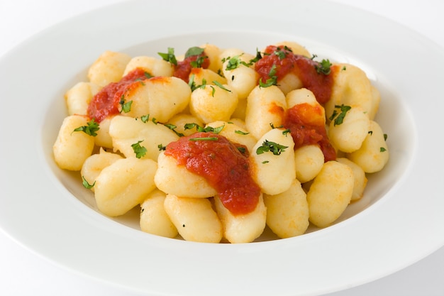 Gnocchi met tomatensaus op wit wordt geïsoleerd dat