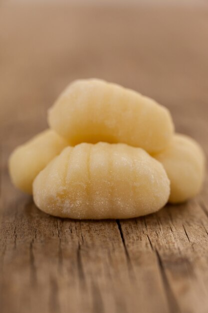 Gnocchi pasta geïsoleerd op houten achtergrond