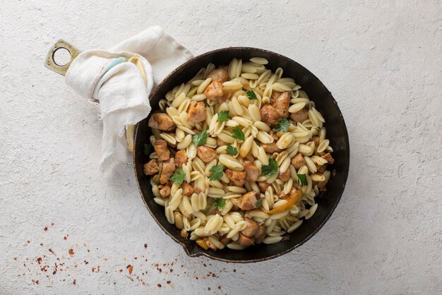 Gnocchi pasta met vlees close-up in een pan Italiaanse keuken