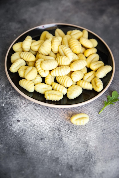 gnocchi rauwe aardappel deeg keuken verse maaltijd eten snack op tafel kopieer ruimte voedsel achtergrond