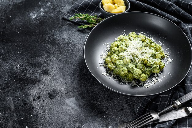 Gnocchi with basil spinach sauce