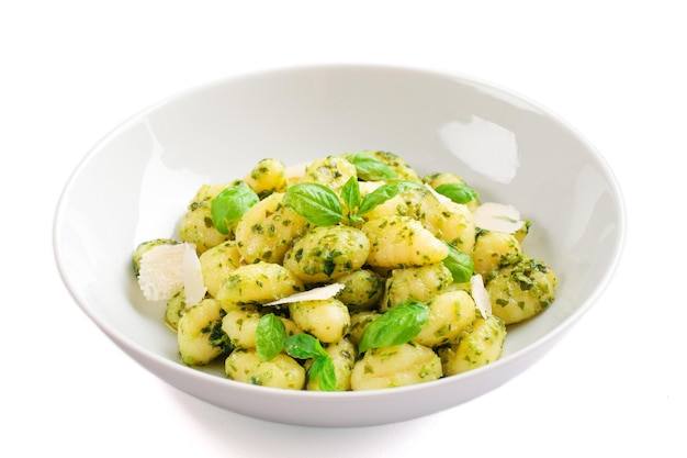 Gnocchi al pesto isolati su bianco