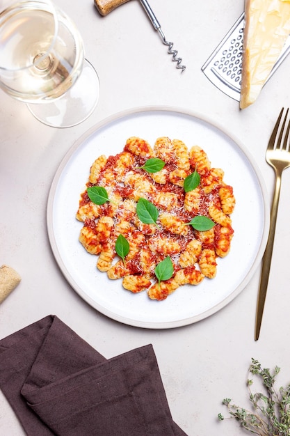 Gnocchi al pomodoro basilico e parmigiano alimentazione sana cibo vegetariano dieta