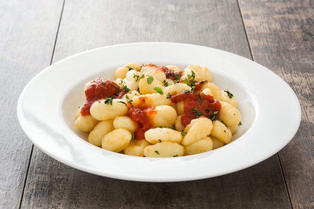 Gnocchi con salsa al pomodoro su di legno