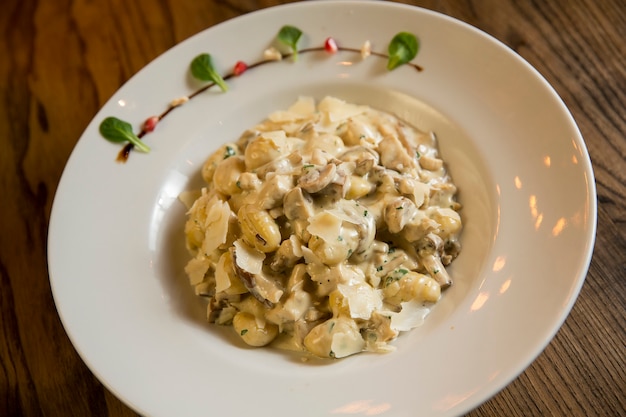 Gnocchi con carne di tacchino e funghi porcini in salsa di panna