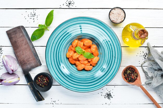 Foto gnocci al pomodoro nel piatto cucina tradizionale italiana gnocchi di patate vista dall'alto spazio libero per il testo stile rustico