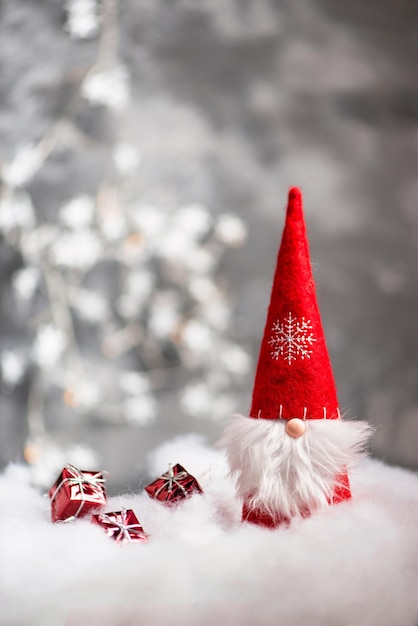 Gnomo con lucine bokeh dorate, biglietto di auguri per le vacanze di natale, stagione invernale