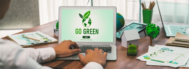 Станьте зелеными для демонстрации концепции экологической осведомленности на ноутбуке на встрече экологически чистой компании с бизнесменом инициируйте охрану окружающей среды для чистой и устойчивой экологии будущего Первопроходец