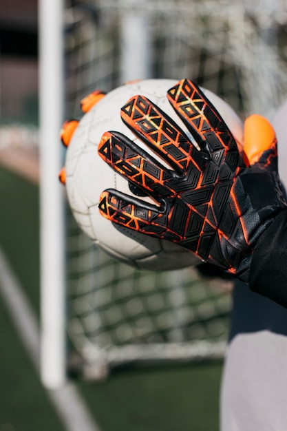 Photo goalkeeper holding ball