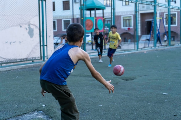 Photo a goalkeeper trying to block the ball