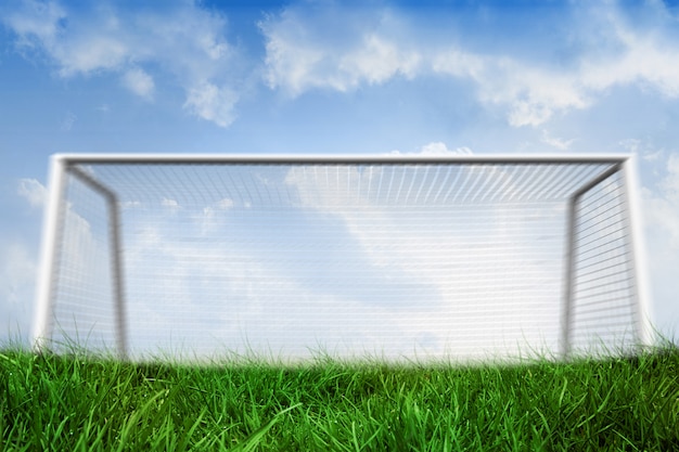 Goalpost op gras onder blauwe hemel