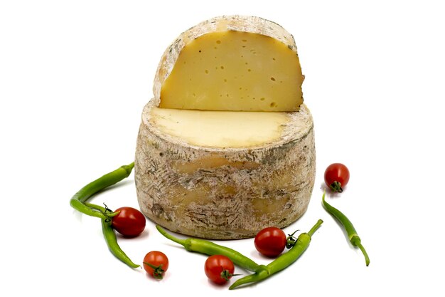 Foto formaggio cheddar di capra isolato su uno sfondo bianco si chiuda