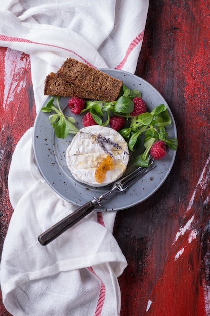 Goat cheese with honey and raspberries