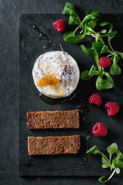 Goat cheese with honey and raspberries