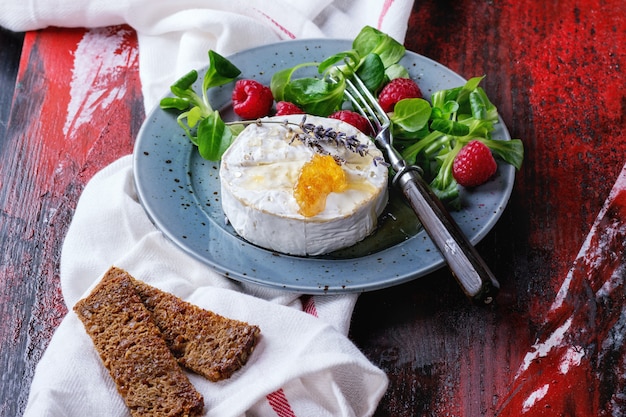 Goat cheese with honey and raspberries