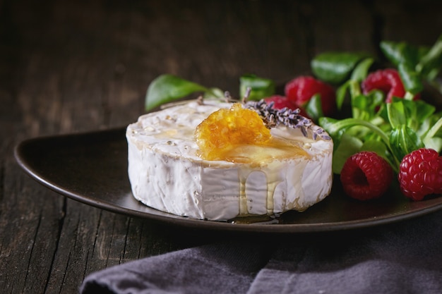 Goat cheese with honey and raspberries