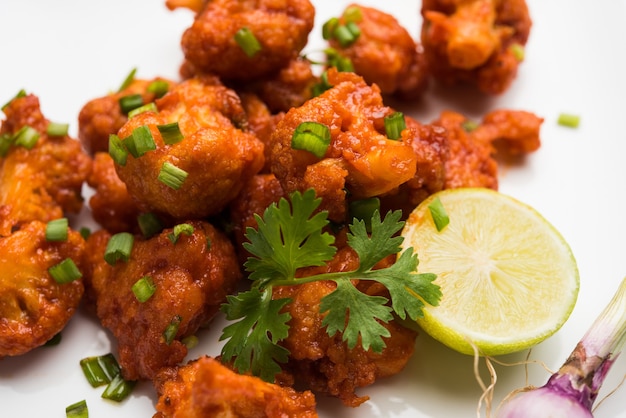 Gobi manchurian secco - cibo di strada popolare dell'india fatto di cimette di cavolfiore, fuoco selettivo