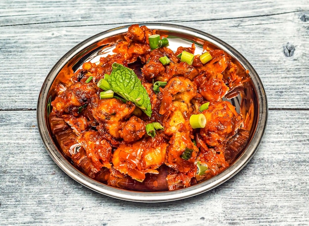 ゴビ・マンチュリアン (Gobi Manchurian) は木製のテーブルトップに置かれた皿でインド辛い食べ物の景色で提供されます