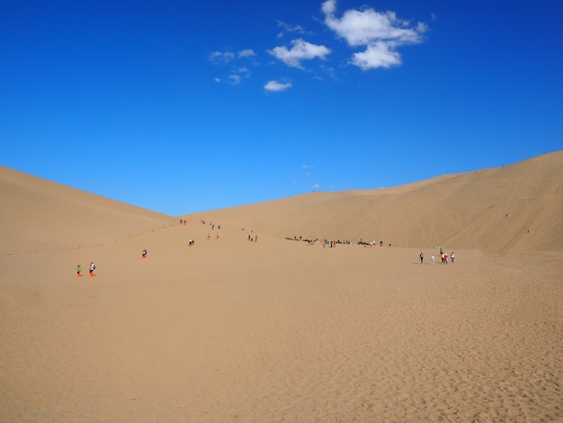 Gobi-woestijn en blauwe hemel binnen in Dunhuang, China.