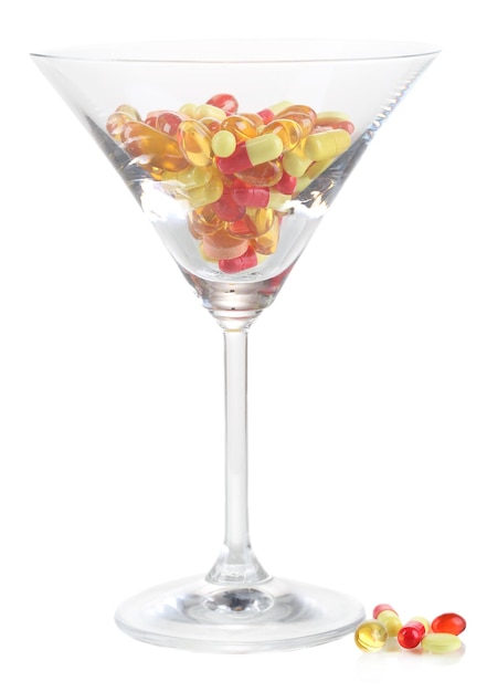 Goblet met pillen geïsoleerd op wit