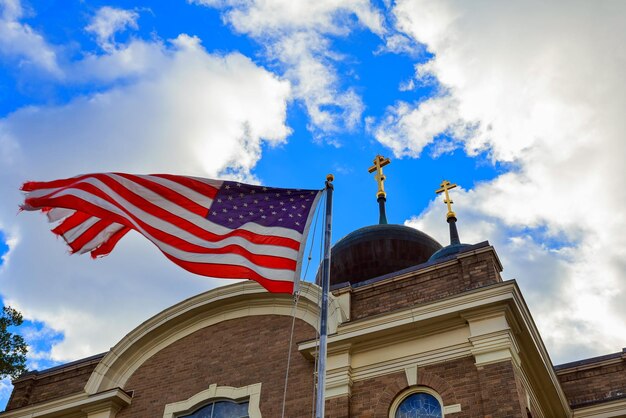 神はアメリカの国旗を祝福し、教会の尖塔教会の空のアメリカ国旗