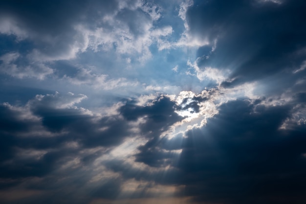 神の光太陽の光で暗い曇り空黒い雲を通る太陽光線天からの神の光