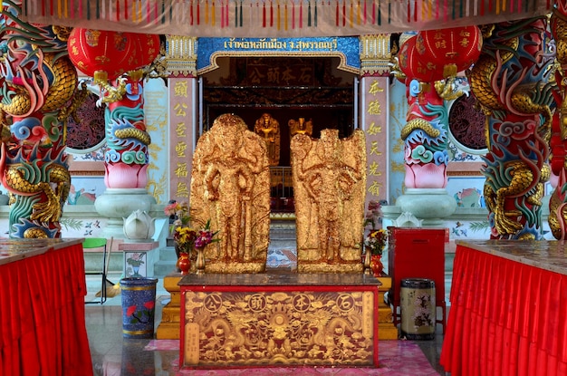 2016年1月5日にタイのスパンブリーで祈る人々のためのスパンブリー市の柱神社の神の像
