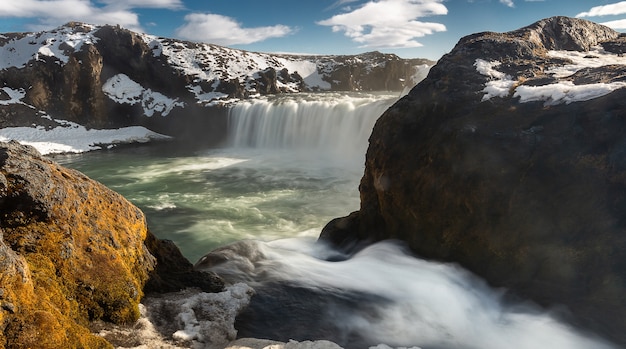 Водопад Godafoss в исландской зиме в солнечный день