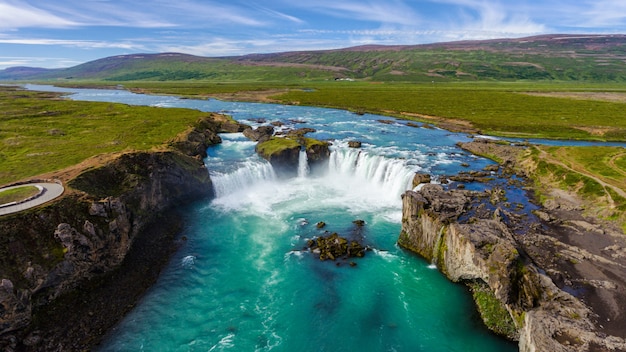 La cascata di godafoss nel nord dell'islanda.
