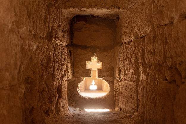Goddelijk kruis in stenen grot van oud gebouw