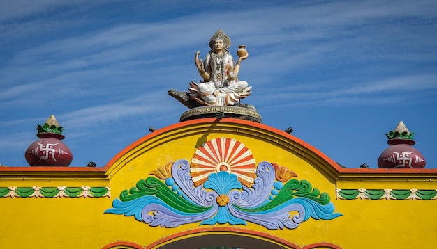 Изображение богини Лакшми выше на больших воротах
