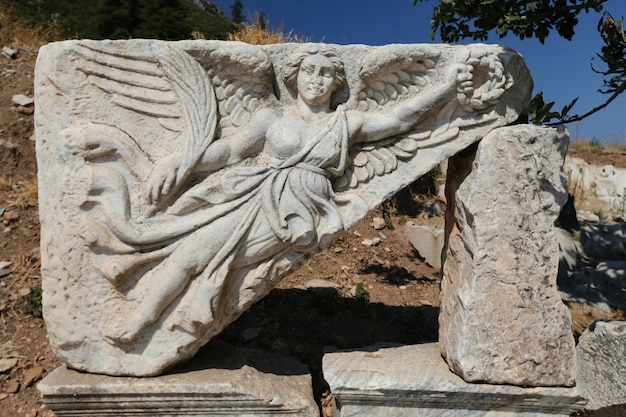 Фото Богиня ника в древнем городе эфес в городе сельчук, измир, турция