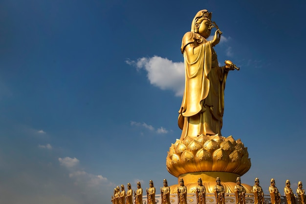 Foto godin van guanyin-standbeeld sta rechtop en sta rechtop