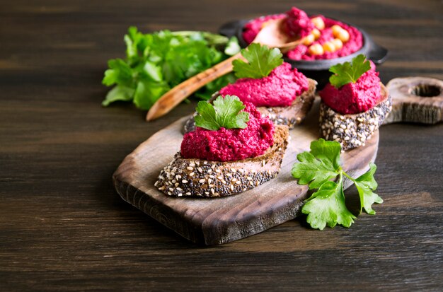 Goed dieet. bietenhummus met roggebrood.