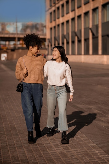 Goed gezind. Twee mooie meisjes lopen en praten, voelen zich blij