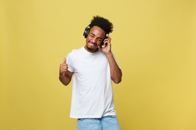 goed ogende Afrikaanse mannelijk model met baard luisteren naar muziek.