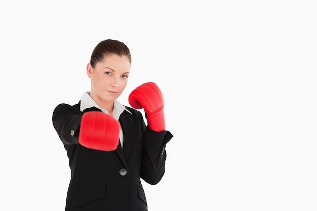 Goed uitziende vrouw draagt ​​sommige bokshandschoenen