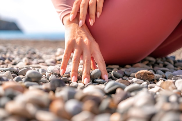 Goed uitziende vrouw van middelbare leeftijd met zwart haar fitnessinstructeur in leggings en tops aan het doen