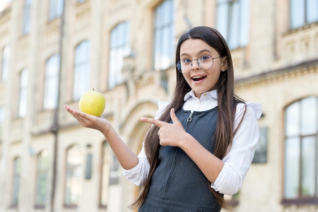 Goed voor je tanden Klein kind wijst met de vinger naar appel Schoolsnack Gezond eten Tandgezondheid Mondeling onderzoek Patiëntvoorlichting Preventie van cariës Kindertandheelkunde Houd de tanden veilig