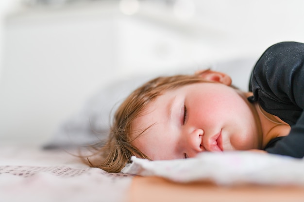 Foto goede babyslaap. goed dromend pasgeboren babyslaap op witte handdoek. nieuwe generatie asean gezondheid van mensen vanaf de eerste levensdag